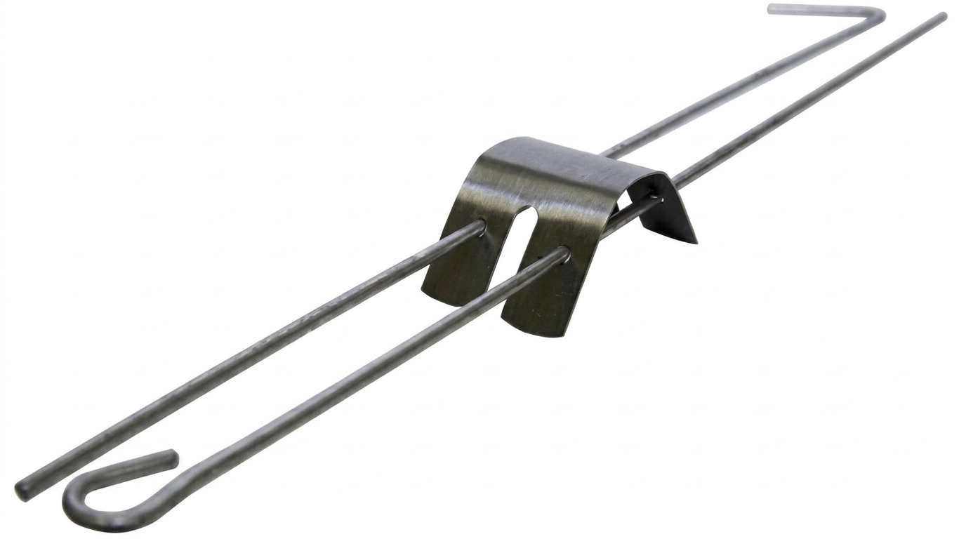 Металевий кріпильний елемент зі стрижнями Металевий кріпильний елемент із двома довгими стрижнями та центральною вигнутою пластиною на білому фоні