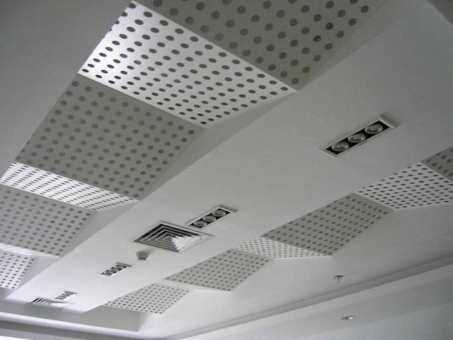 Отделка потолка металлическими панелями