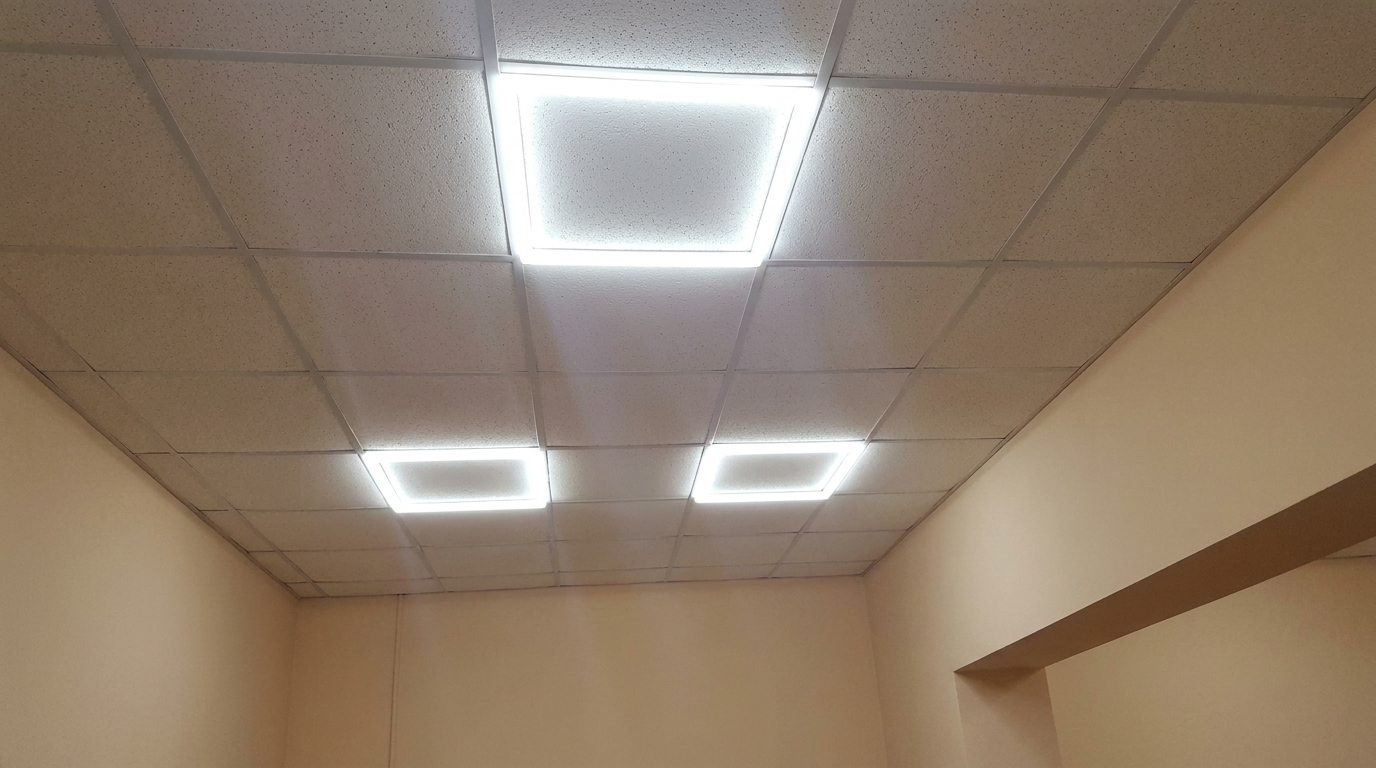 Подвесной потолок со встроенными LED-светильниками Подвесной потолок типа армстронг с квадратными светодиодными светильниками в светлом помещении